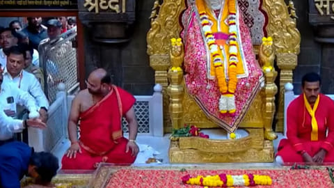 சீரடியில் விஜய்... சாய்பாபா கோவிலில் சாமி தரிசனம்