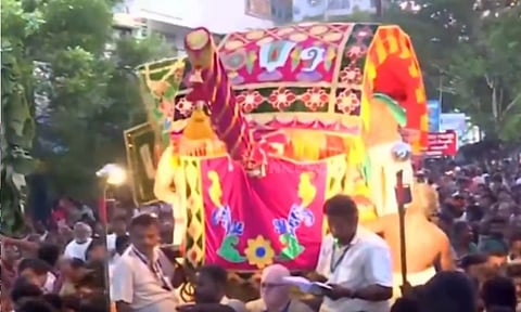 வைகையில் இறங்க தங்கப் பல்லக்கில் மதுரை புறப்பட்ட கள்ளழகர்.. மூன்றுமாவடியில் எதிர்சேவை!