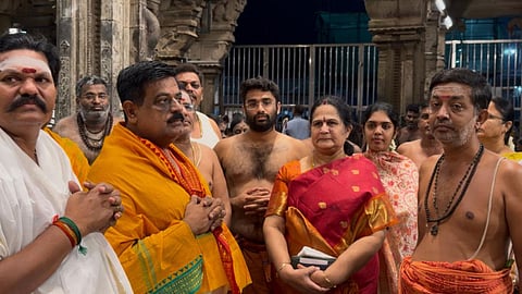 திருச்செந்தூர் கோவிலில் எடப்பாடி பழனிசாமி குடும்பத்தினர் சாமி தரிசனம்