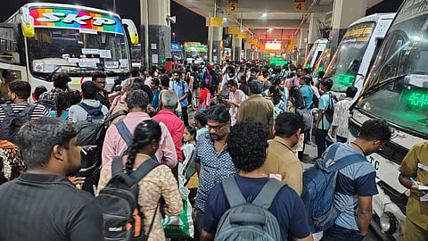 3 நாட்கள் தொடர் விடுமுறை: அரசு பஸ்களில் 2.13 லட்சம் பேர் ஒரே நாளில் வெளியூர் பயணம்