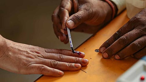 மேற்கு வங்கத்தில் 15 வாக்குச் சாவடிகளில் நாளை மறு வாக்குப்பதிவு