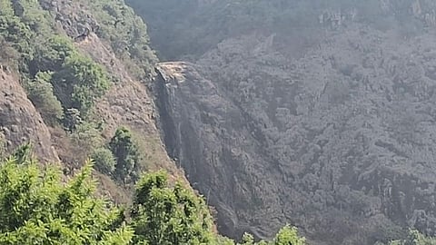 குன்னூர் அருகே வறண்டு போன காட்டேரி நீர்வீழ்ச்சி