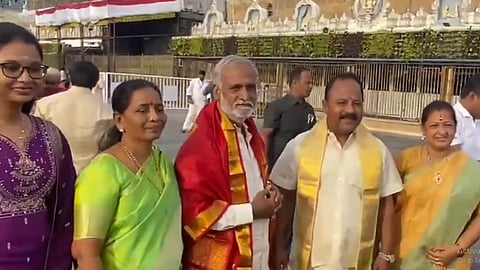 திருப்பதி ஏழுமலையான் கோவிலில் சாமி தரிசனம் செய்தார் அமைச்சர் சேகர்பாபு