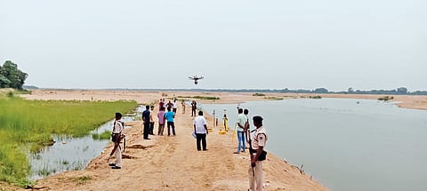 மணல் குவாரியில் அமலாக்கதுறை அதிகாரிகள் சோதனை செய்தபோது எடுத்த படம்.