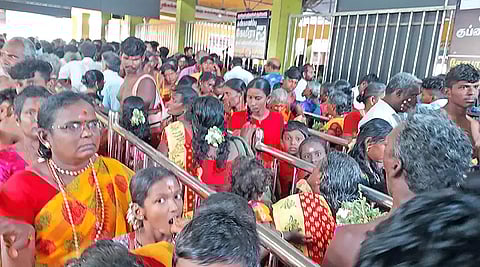கோவிலில் இன்று காலை திரண்டிருந்த பக்தர்கள்.