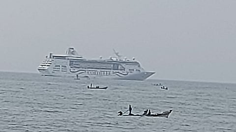 புதுவை கடல் பகுதியில் நிறுத்தி வைக்கப்பட்டு இருந்த சொகுசு கப்பல்.