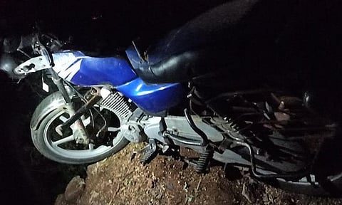 கொள்ளையர்கள் விட்டு சென்ற மோட்டார் சைக்கிளை படத்தில் காணலாம்.