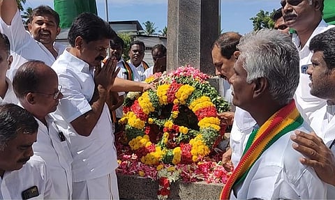 உயிரிழந்த விவசாயிகள் நினைவு ஸ்தூபியில் கொ.ம.தே.க. நிறுவனர் ஈ.ஆர்.ஈஸ்வரன் மலர் அஞ்சலி செலுத்திய காட்சி.