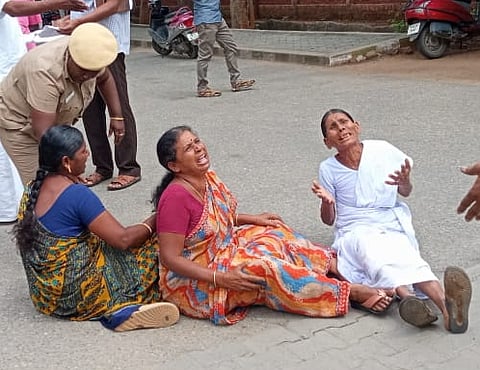 ஈரோடு கலெக்டர் அலுவலகத்தில் தீக்குளிக்க முயற்சி செய்த பெண்கள்.