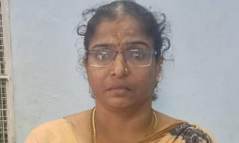 கைது செய்யப்பட்டவர்களை படத்தில் காணலாம்.