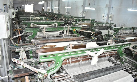 ஈரோட்டில் ரயான் துணி உற்பத்தி செய்யாமல் நிறுத்தி வைக்கப்பட்டுள்ள விசைத்தறிகள்.