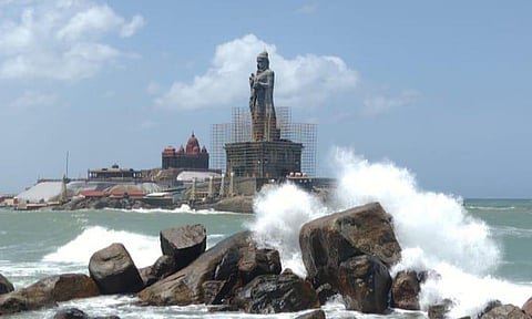 கடல் சீற்றம் காரணமாக ராட்சதலைகள் ஆக்ரோஷமாக எழும்பி வீசியதை படத்தில் காணலாம்