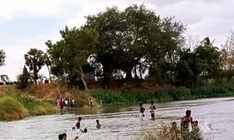 ஆற்றில் மூழ்கிய பெண் உடலை மீட்கும் பணியில் தீயணைப்பு வீரர்கள் ஈடுபட்டுள்ள காட்சி