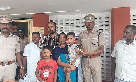 சிறுவனை மீட்ட போலீசார் பெற்றோரிடம் ஒப்படைத்தனர்.