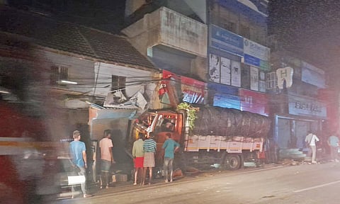 டெம்போ கடைக்குள் புகுந்து நிற்கும் காட்சி.