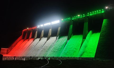 நாட்டின் 75-வது சுதந்திர தினவிழா நாைள கொண்டாடப்படுகிறது. இதையொட்டி பவானிசாகர் அணையில் இருந்து வெளிவரும் உபரி நீர் தேசிய கொடி நிறத்தில் காட்சி அளிக்கும் வகையில் வண்ண விளக்குகளால் அலங்கரிக்கப்பட்டு உள்ளது.