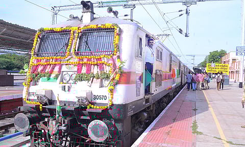 திண்டுக்கல் வந்த வைகை எக்ஸ்பிரஸ் ரெயிலுக்கு பயணிகள் உற்சாக வரவேற்பு அளித்தனர்.