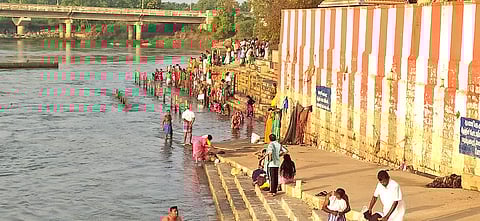 பவானி கூடுதுறையில் புனிதநீராடிய பக்தர்கள்.