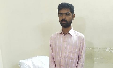 கைதான ஈஸ்வரனையும், பறிமுதல் செய்யப்பட்ட புகையிலை பொருட்களையும் படத்தில் காணலாம்.