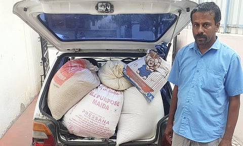 கைது செய்யப்பட்ட கார்த்திகேயனையும், பறிமுதல் செய்யப்பட்ட ேரஷன் அரிசியையும் படத்தில் காணலாம்.
