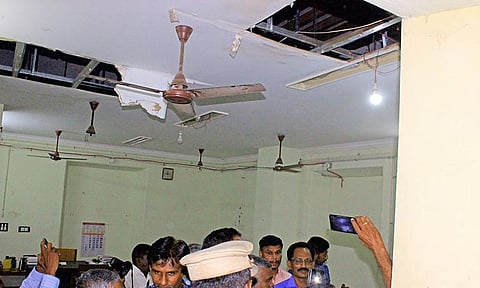 மேற்கூரை இடிந்து விழுந்த இடத்தில் அதிகாரிகள் ஆய்வு செய்தனர்.