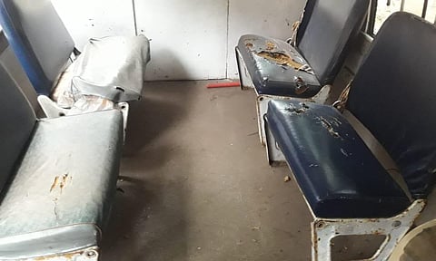 ஓட்டை, விரிசல்- கிழிந்த இருக்கை மோசமான நிலையில் கைதிகளை ஏற்றி செல்லும் போலீஸ் வாகனம்