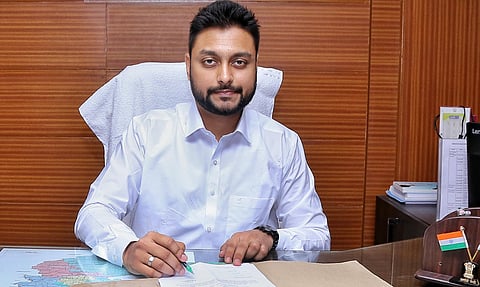 திருப்பூர் சப்-கலெக்டராக ஸ்ருதன்ஜெய் நாராயணன் பதவி ஏற்றபோது எடுத்தபடம்.