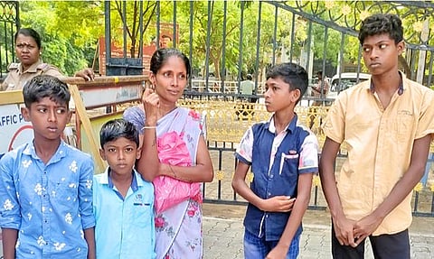 கலெக்டர் அலுவலகத்திற்கு பெட்ரோல் கேனுடன் வந்த கூடங்குளம் பகுதியை சேர்ந்த தாய் - மகன்கள்