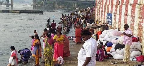 பவானி கூடுதுறையில் புனித நீராடிய பக்தர்கள்.