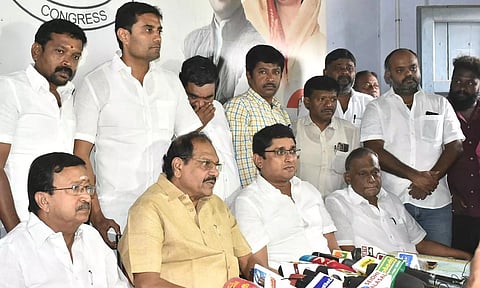 ஈரோட்டில் மாநில சிறுபான்மையினர் ஆணையக்குழு தலைவர் பீட்டர் அல்போன்ஸ் பேட்டி அளித்த போது எடுத்த படம்.