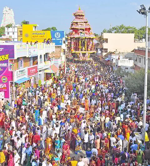 சுசீந்திரத்தில் நடந்த தேரோட்டத்தில் ஏராளமான பக்தர்கள் கலந்து கொண்டதை படத்தில் காணலாம்.