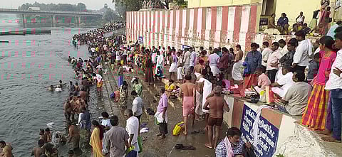 பவானி கூடுதுறையில் புனித நீராடிய பக்தர்கள்.
