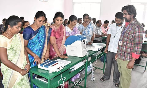 வாக்குச்சாவடி தேர்தல் அலுவலர்களுக்கான முதல் கட்ட பயிற்சி இன்று நடந்தது. இதில் கலந்து கொண்ட அலுவலர்கள் வாக்குப்பதிவு எந்திரங்களின் செயல்பாடுகளை பார்வையிட்டனர்.