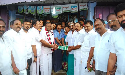 அ.தி.மு.க. வேட்பாளர் இன்று பிரசாரத்தை தொடங்கி தீவிர வாக்கு சேகரிப்பில் ஈடுபட்டார்.