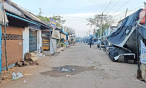 தினசரி மார்க்கெட்டில் இன்று கடைகள் அடைக்கப்பட்டுள்ள காட்சி.