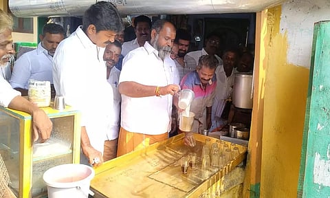 ஈரோடு பெரியார் வீதியில் உள்ள ஒரு டீக்கடையில் முன்னாள் அமைச்சர் உதயகுமார் டீ போட்டுக்கொடுத்து பொதுமக்களிடம் வாக்கு சேகரித்தார்.