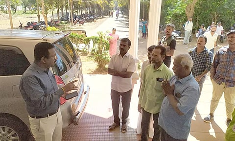 தஞ்சாவூர் பாரத் கல்லூரியில் தேர்வு மையத்தின் வெளியே கூடி இருந்த தேர்வர்களின் பெற்றோர்களிடம் குரூப் 2, 2ஏ வினாத்தாள் பிரச்சனை சரி செய்யப்பட்டது என்று கலெக்டர் தினேஷ் பொன்ராஜ் ஆலிவர் எடுத்துக் கூறினார்.