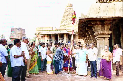 தஞ்சை பெரிய கோவிலில் இன்று சித்திரைப் திருவிழாவுக்கான பந்தல்கால் நடப்பட்டது. இதில் அரண்மனை தேவஸ்தான உதவி ஆணையர் கவிதா உள்ளிட்ட பலர் கலந்து கொண்டனர்.