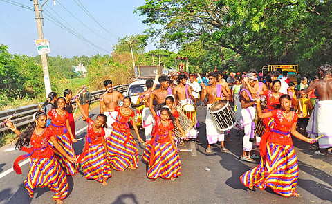 அய்யா வைகுண்டர் அவதார தினவிழா ஊர்வலத்தில் கோலாட்டம் ஆடியபடி சென்ற சிறுமிகள்.