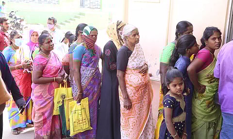 திருப்பூர் அரசு ஆஸ்பத்திரியில் சிகிச்சைக்காக குவிந்த பொதுமக்கள்.