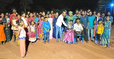 கர்ப்பிணி பெண்ணுக்கு நடந்த வளைகாப்பு நிகழ்ச்சியில் கலந்து கொண்டவர்களை படத்தில் காணலாம்.