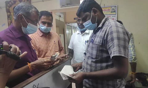 பண்ணாரி சோதனை சாவடியில் கணக்கில் வராத பணத்தை பறிமுதல் செய்த லஞ்ச ஒழிப்பு போலீசார்.