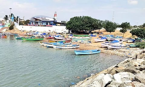 மீனவர்கள் வேலைநிறுத்தம் காரணமாக உவரி கடற்கரையில் நிறுத்தி வைக்கப்பட்டுள்ள படகுகள்.