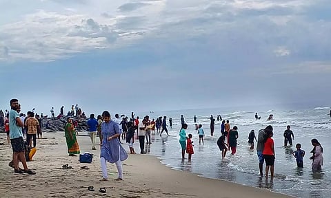 புதுவை கடற்கரையில் இன்று காலை குவிந்த சுற்றுலா பயணிகள்.