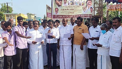 செய்யாறு ஜோதி எம்.எல்.ஏ, நகராட்சி ஆணையாளர் ரகுராம், நகர மன்ற தலைவர் மோகன வேலு ஆகியோர் நகர தூய்மைஉறுதிமொழி ஏற்கப்பட்ட போது எடுத்த படம்.