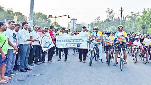 விழிப்புணர்வு சைக்கிள் பேரணியை கலெக்டர் விஷ்ணு தொடங்கி வைத்த காட்சி.