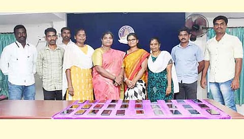 கண்டெடுக்கப்பட்ட செல்போன்கள் உரியவர்களிடம் ஒப்படைக்கப்பட்டது.