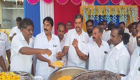 பொதுமக்களுக்கு பிரியாணி வழங்கிய காட்சி.