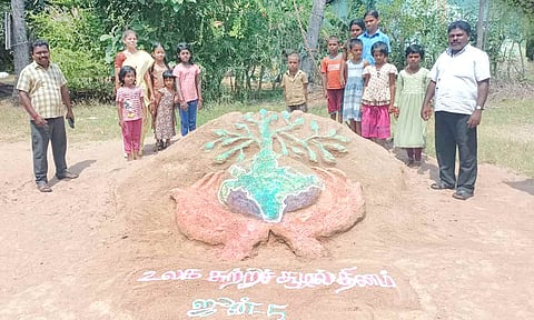 மணல் சிற்பத்தை பார்வையிட்ட பொதுமக்கள்.