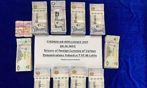 வெளிநாட்டு பணம் பறிமுதல்